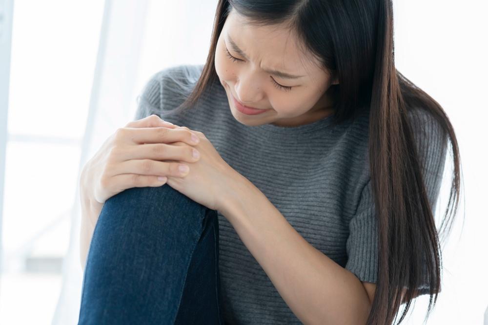 what can cause knee pain without injury